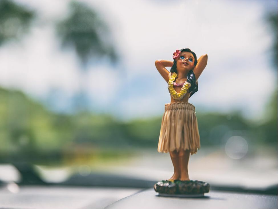 Hawaii road trip - car hula dancer doll dancing on the dashboard in front of the ocean